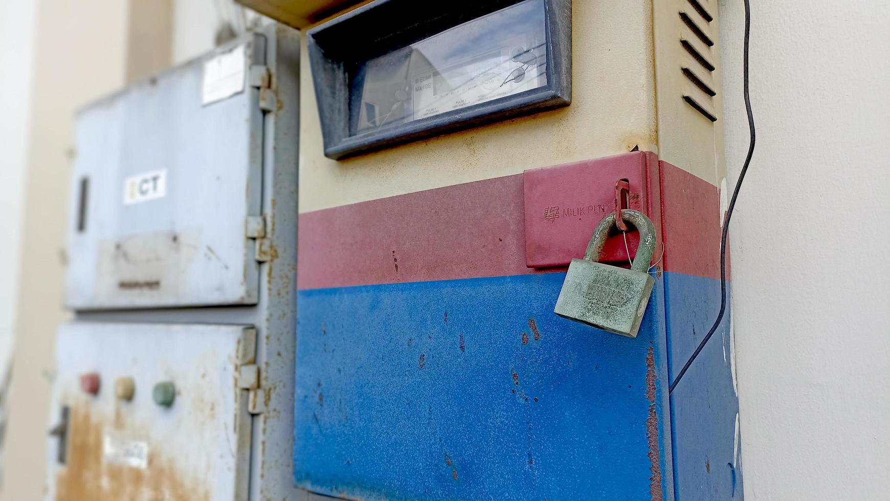 caja de la estación eléctrica en la empresa con seguridad de candado desgastado y oxidado foto