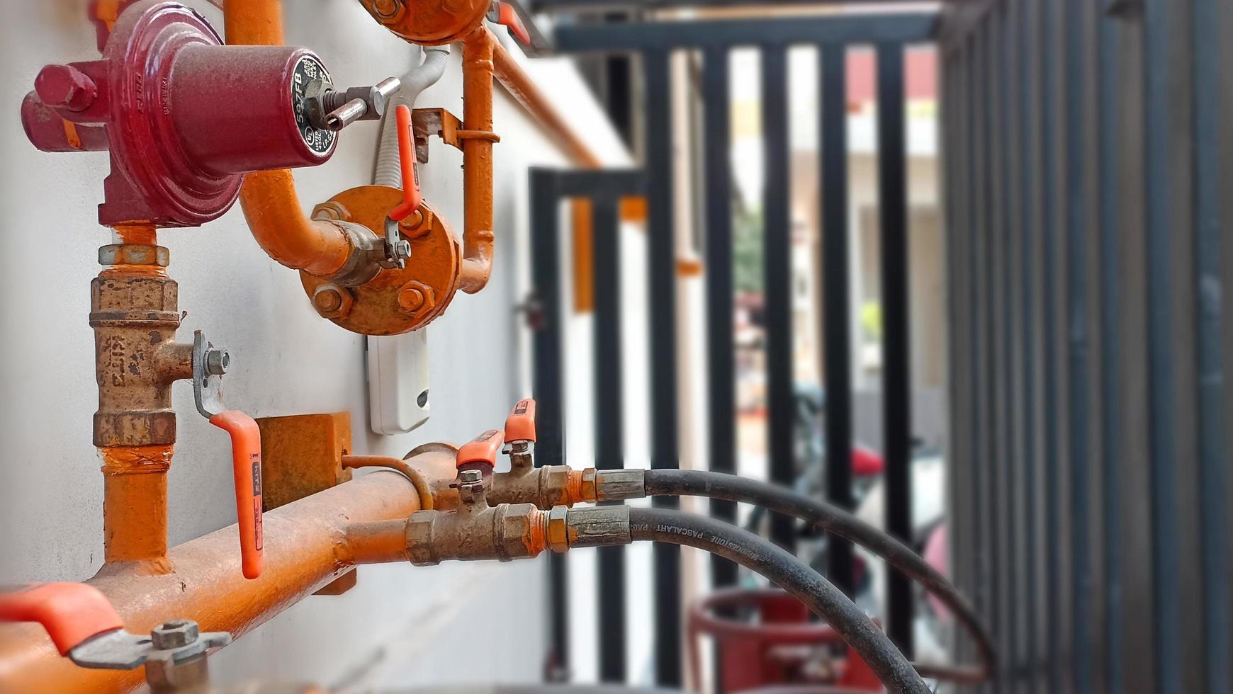 A home gas faucet setting device with a transverse pipe and hose photo