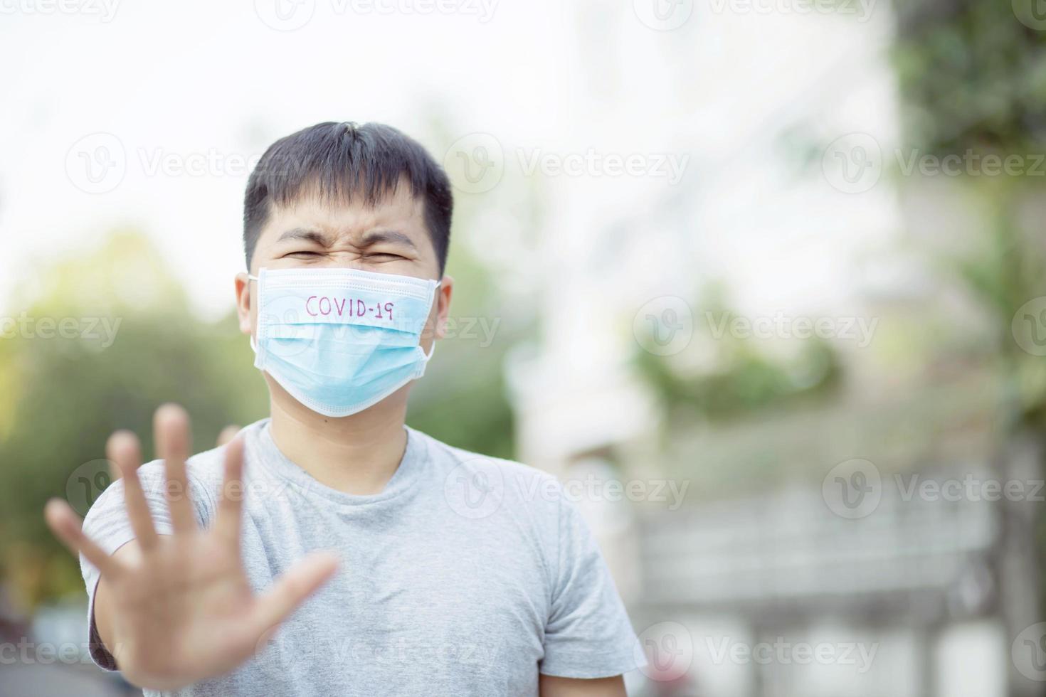 este hombre se protegió del virus. foto