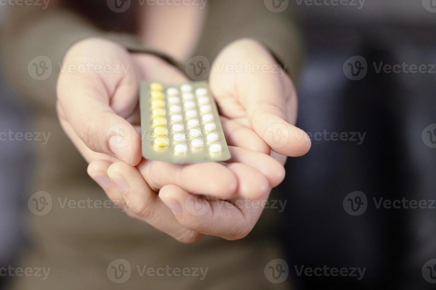 mujeres con pastillas anticonceptivas foto