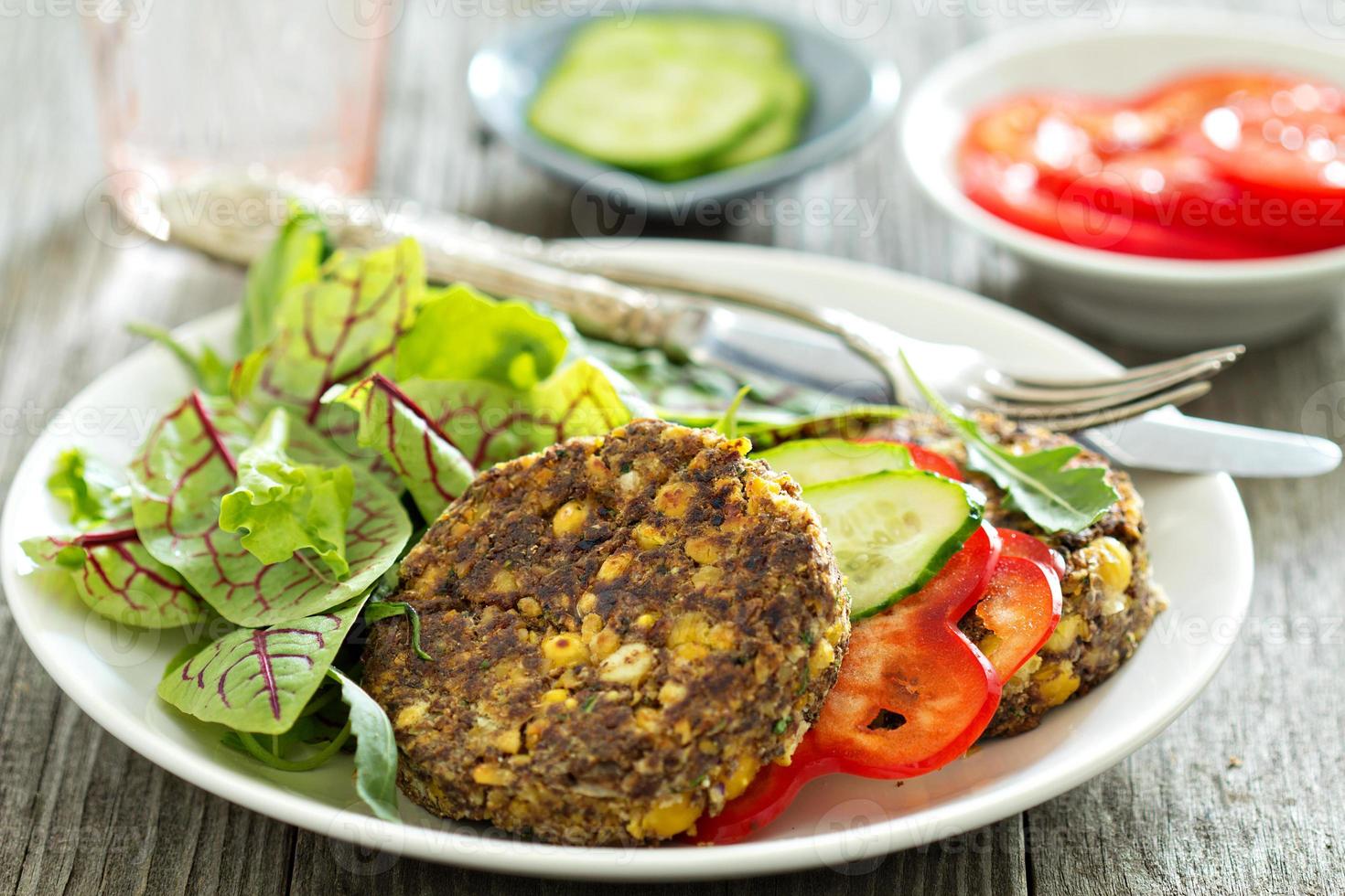 hamburguesas veganas de garbanzos con ensalada en un plato foto