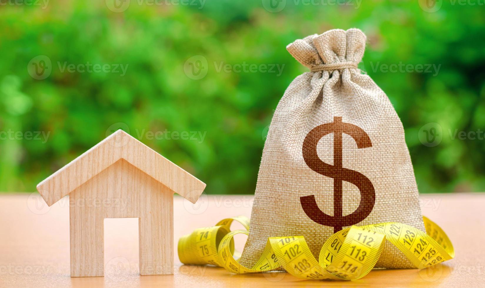 House and dollar money bag. Property valuation. Building maintenance. Mortgage loan calculation. Real estate appraisal. Budgeting. Rental income. Cost of home services, utilities. Energy efficiency photo