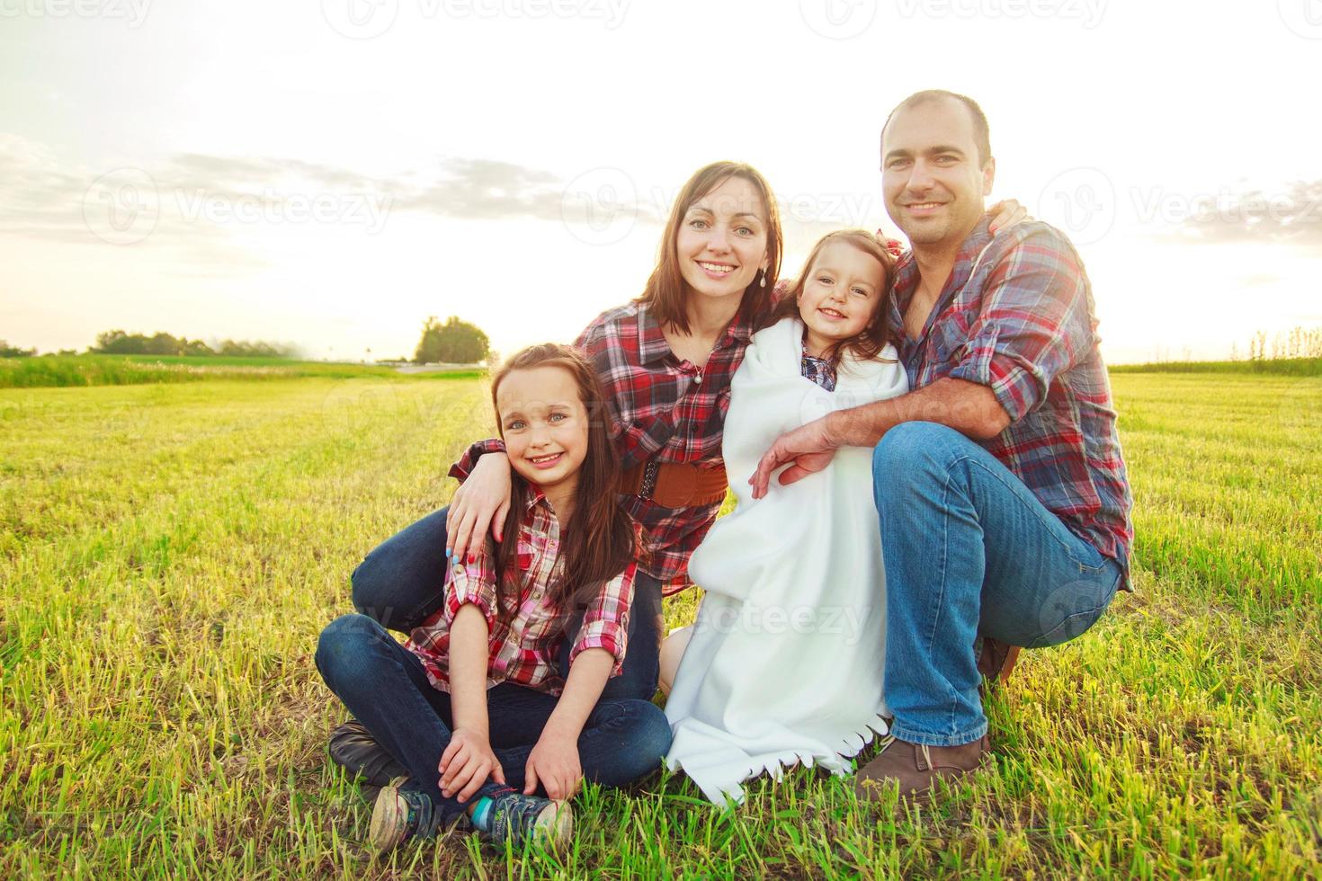 familia en el campo. concepto de familia feliz foto