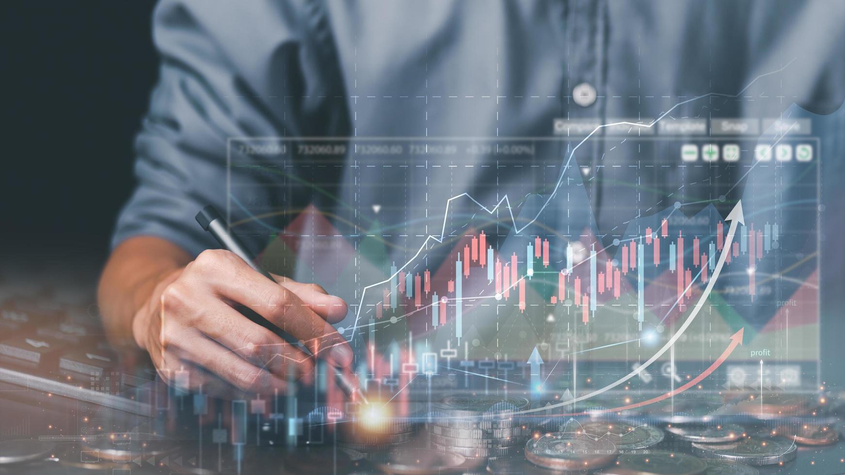 inversores que analizan gráficos de negociación del mercado de valores, gráficos e indicadores de precios técnicos, datos de gráficos de acciones de negocios y tecnología, concepto de inversión y comercio de acciones, análisis de comercio de divisas foto