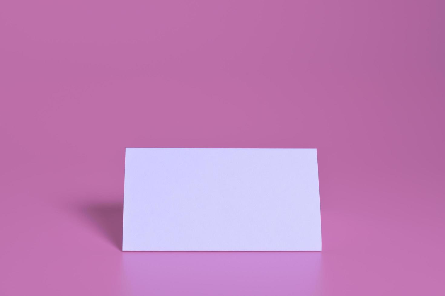 papel blanco aislado sobre fondo rosa foto