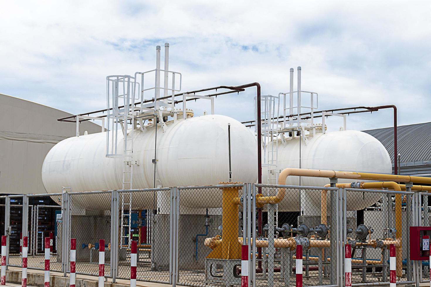 dos tanques de fuel oil blanco se utilizan para plantas industriales. foto