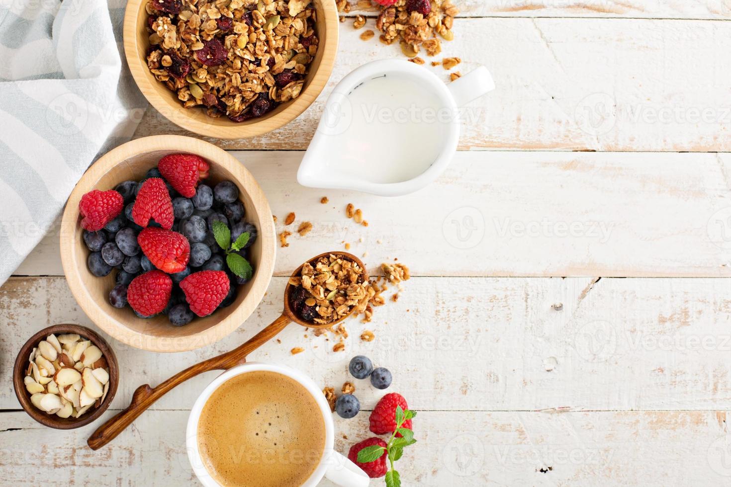mesa de desayuno con granola y bayas frescas foto