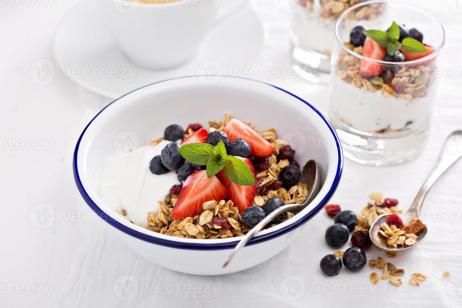 granola con bayas frescas en un bol foto