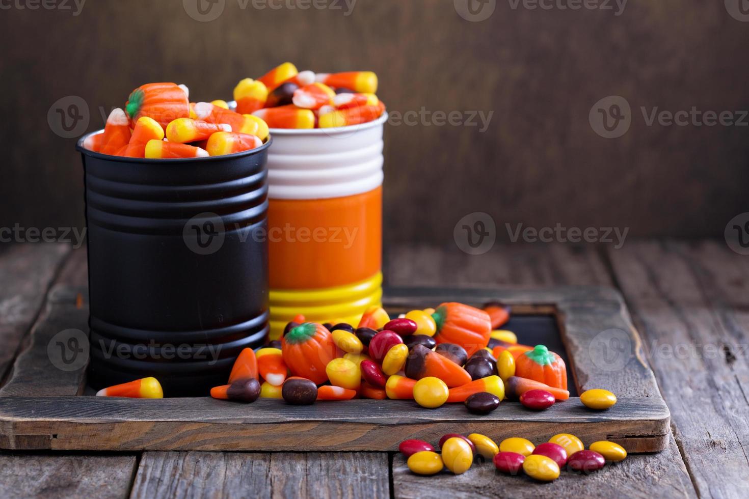 dulces de halloween en latas pequeñas foto