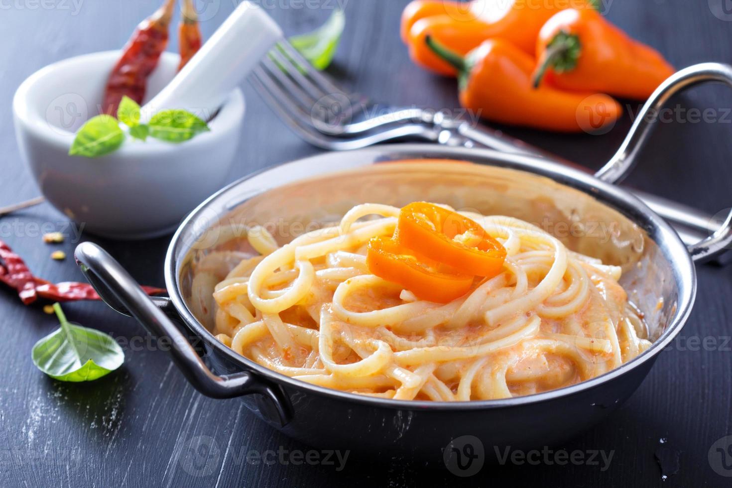 pasta linguini con salsa de pimiento rojo asado foto