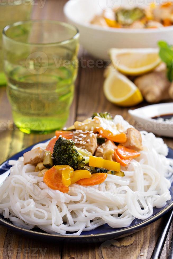 tofu salteado con verduras foto