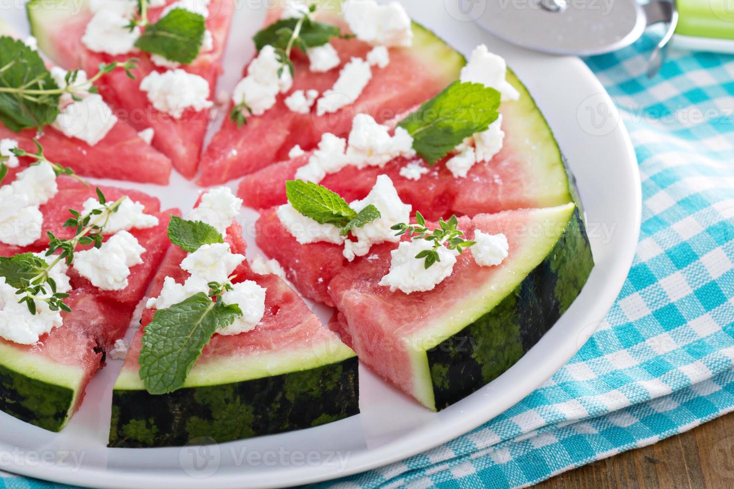 pizza de sandía con queso feta y hierbas foto