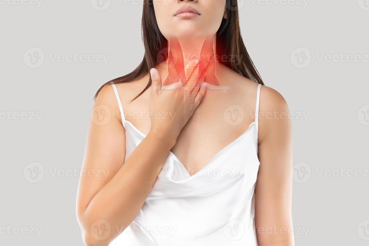 las mujeres sufren de dolor de cuello debido a la inflamación de los músculos de la garganta. foto