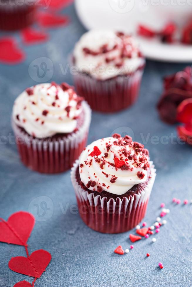 pastelitos de terciopelo rojo para el día de san valentín foto