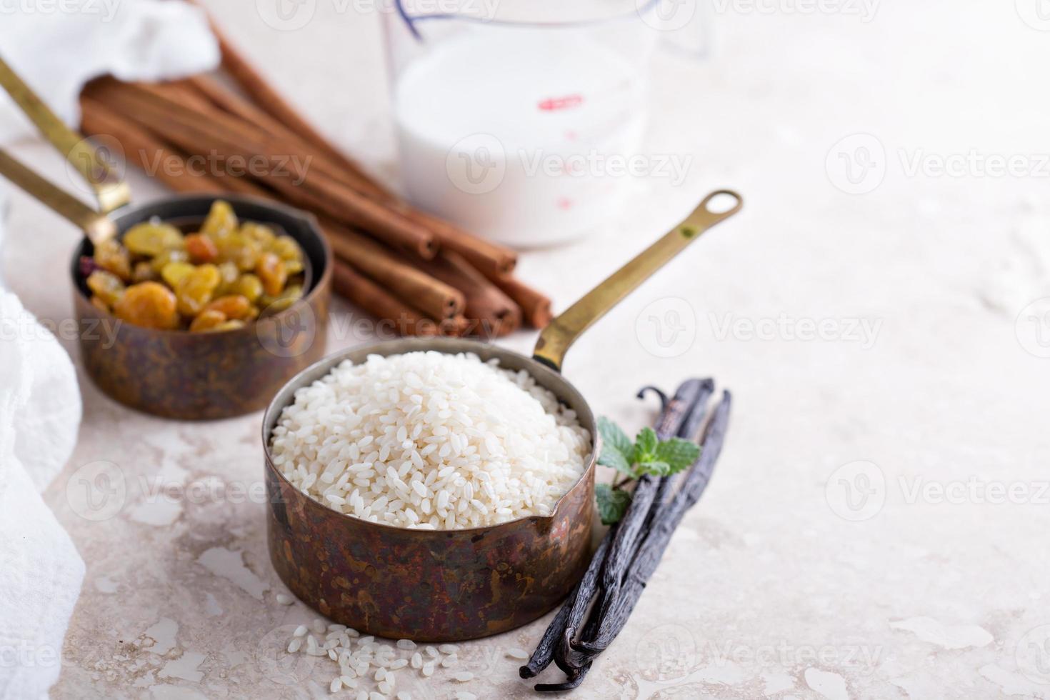 arroz crudo en una taza medidora listo para ser cocinado foto