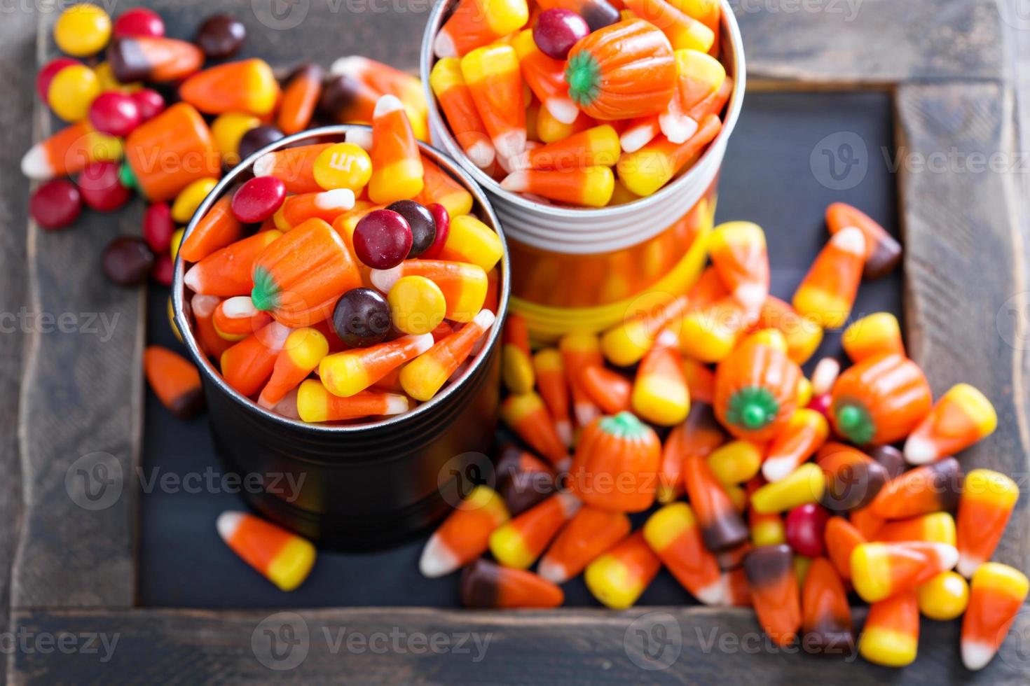 dulces de halloween en latas pequeñas foto