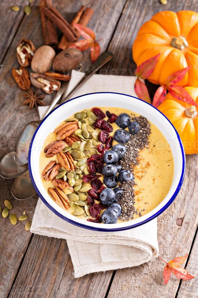 tazón de batido de calabaza con semillas de chía, nueces, arándanos foto