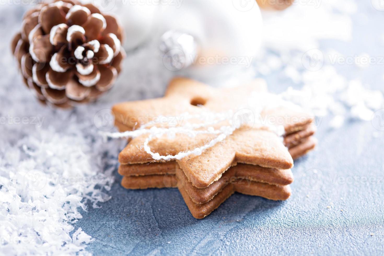 adornos navideños y galletas foto