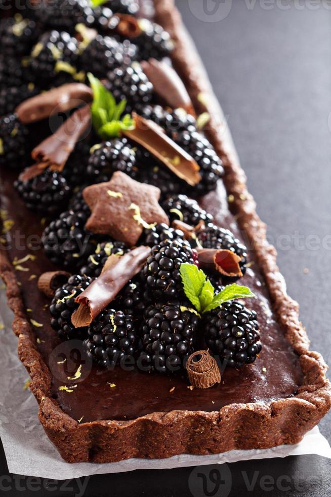 tarta de ganache de chocolate con moras foto