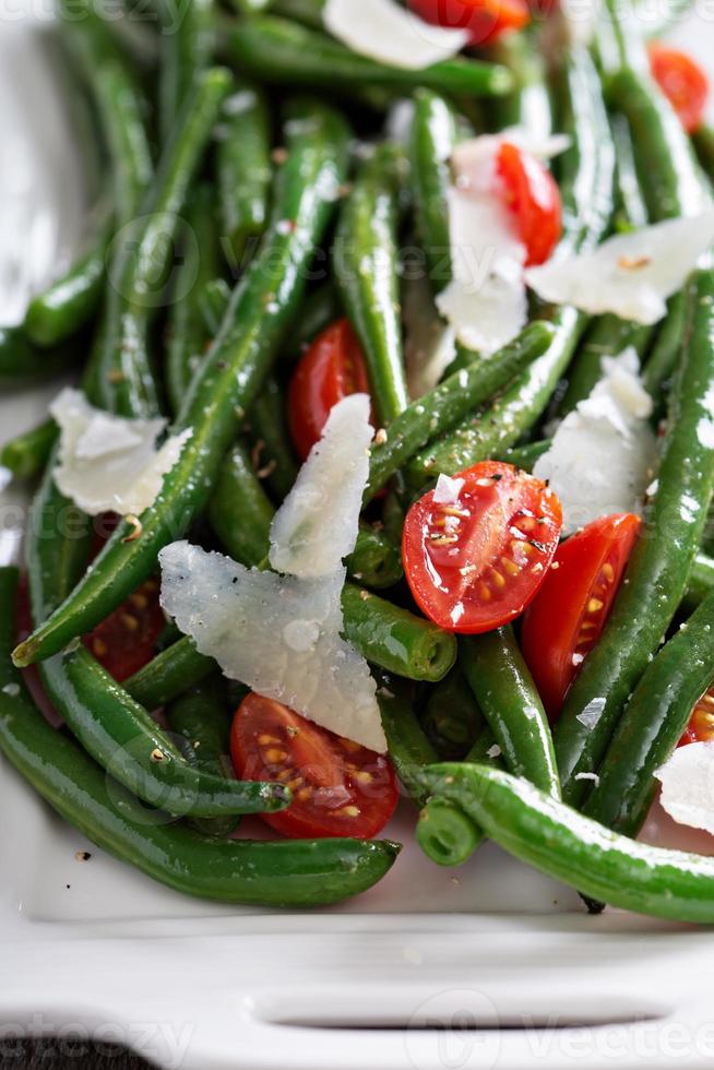 Ensalada templada con judías verdes y queso parmesano foto