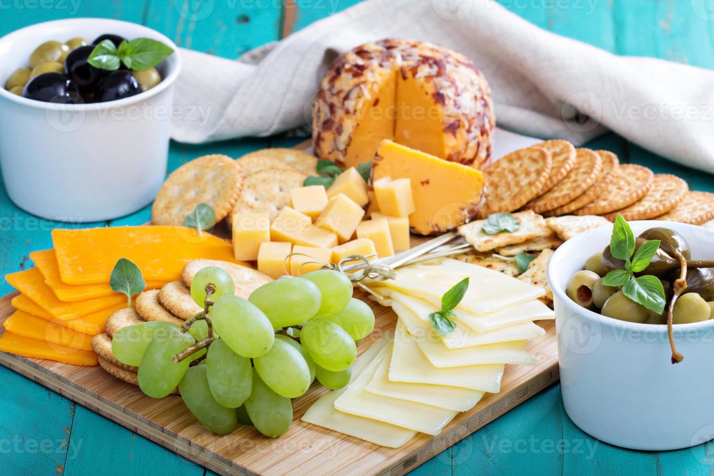 plato de queso en una mesa foto