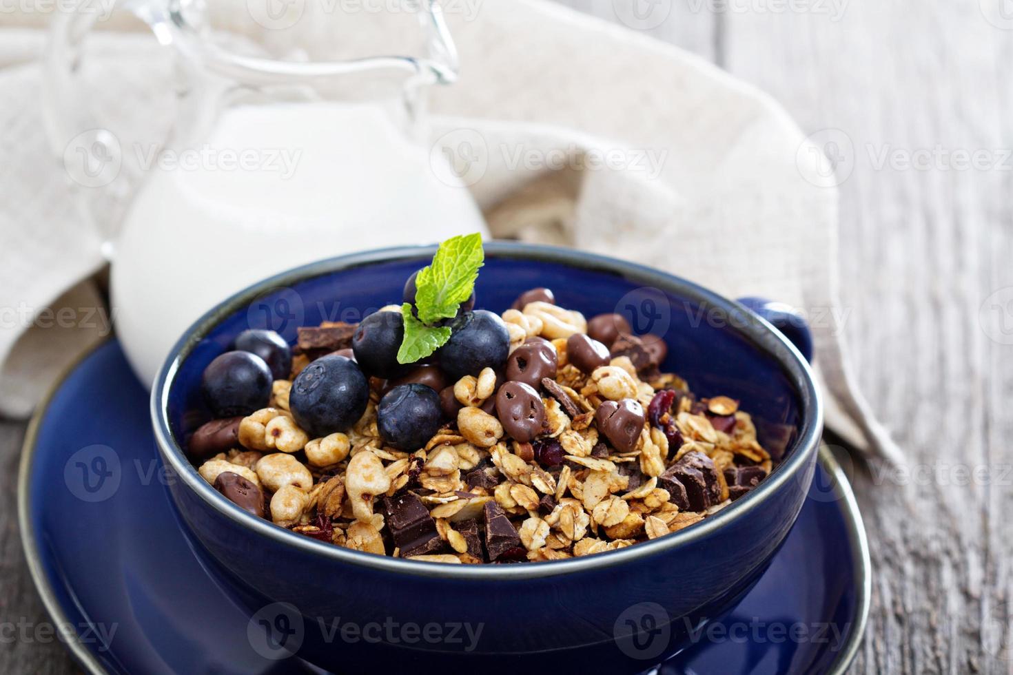 granola de desayuno de chocolate en un bol foto