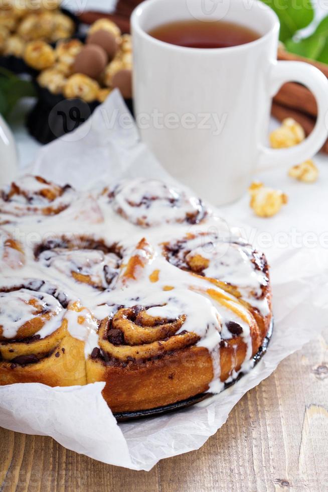 bollos de canela con chocolate y nata foto