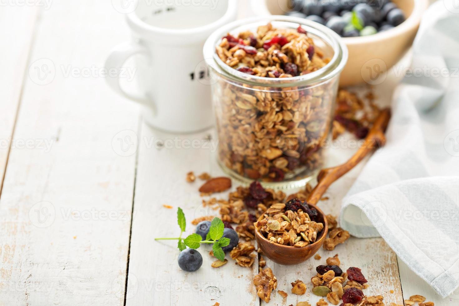 granola casera con leche para el desayuno foto