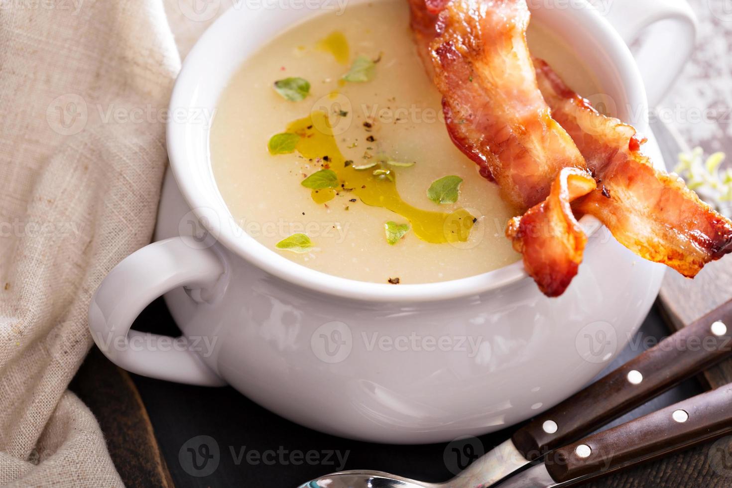 sopa de patata con tocino foto