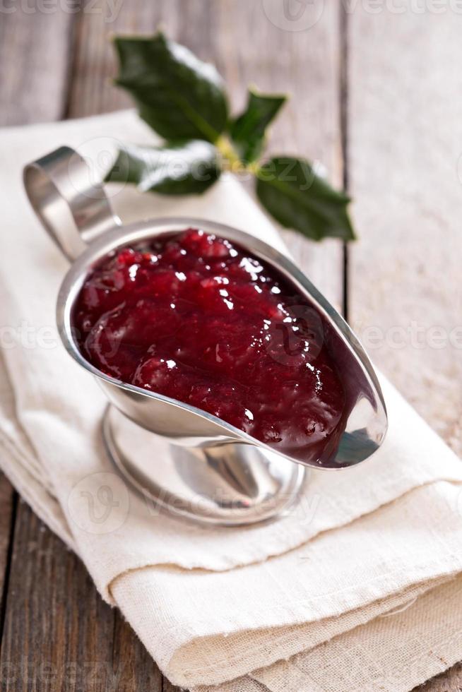 salsa de arándanos en plato metálico foto