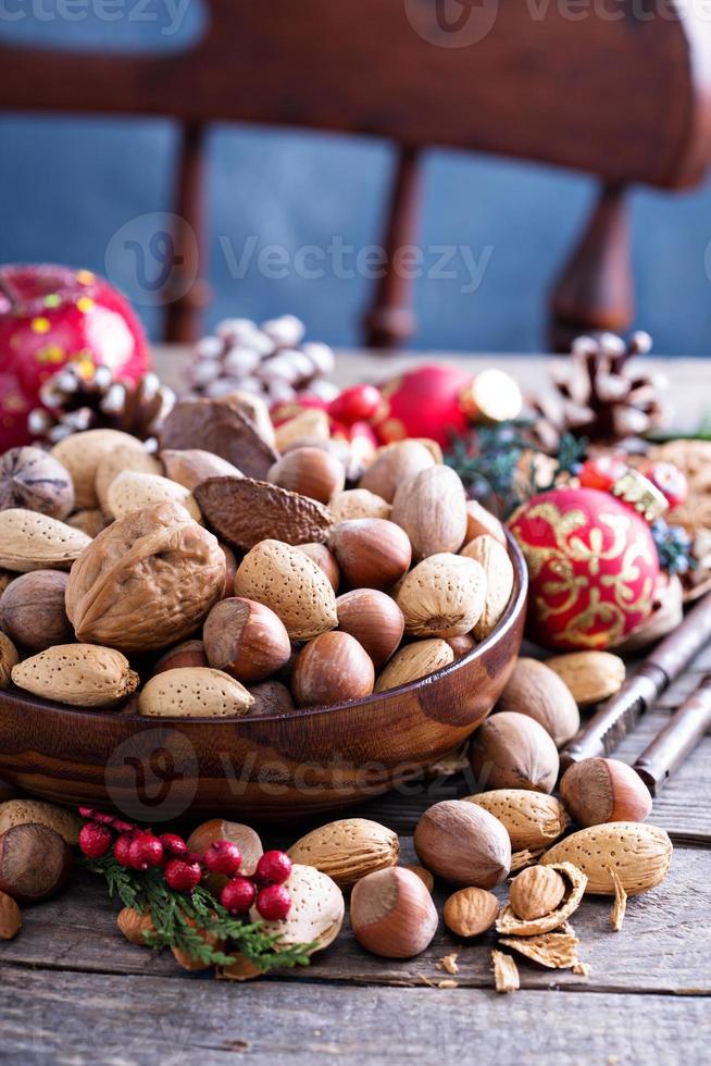 variedad de nueces con cáscara en un tazón foto