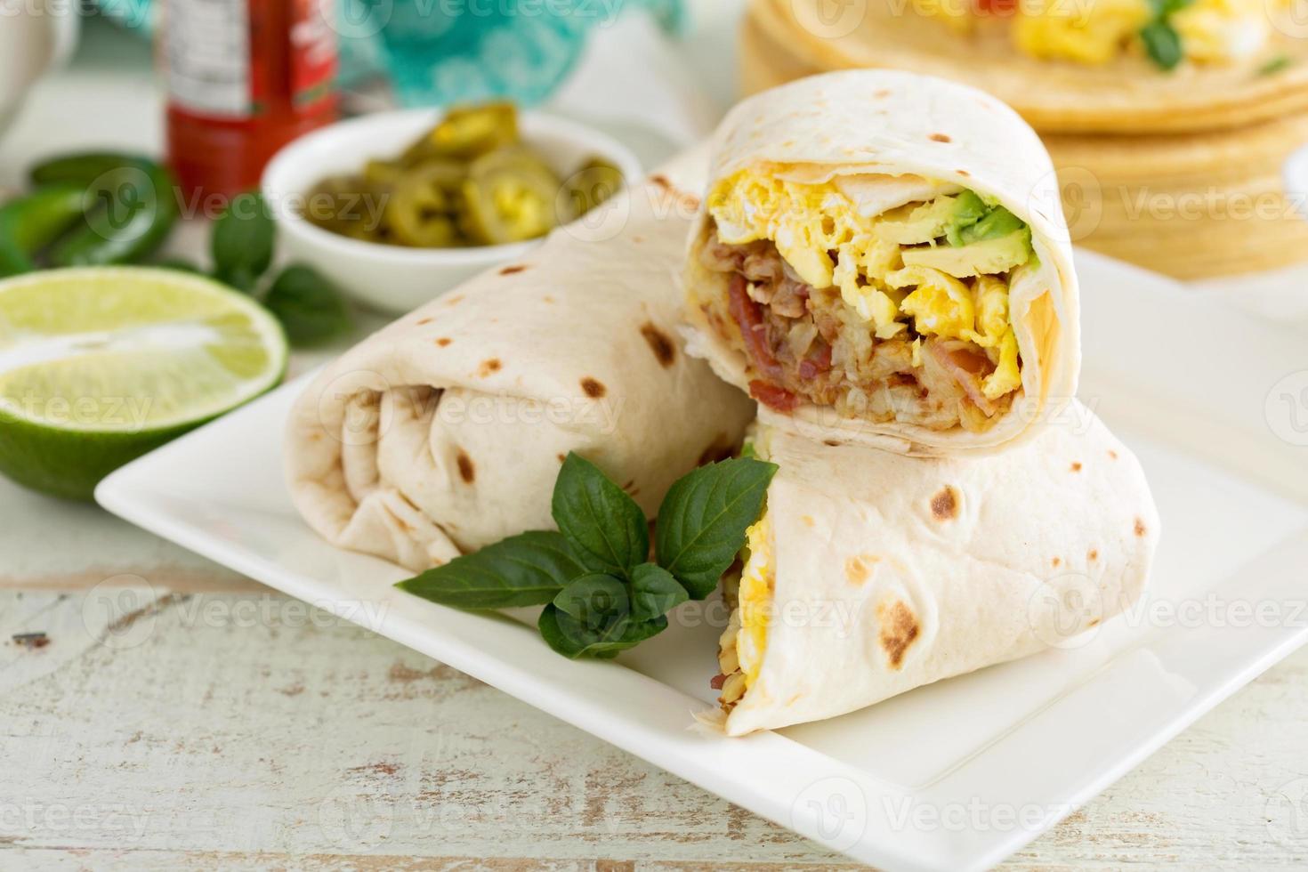 burritos de desayuno con huevos y papas foto