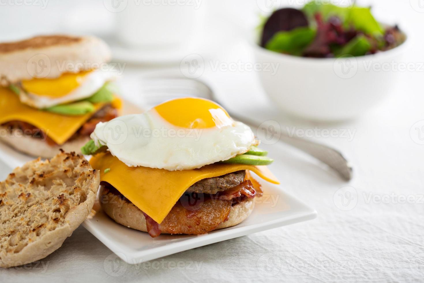 hamburguesa de desayuno con aguacate, queso y tocino foto