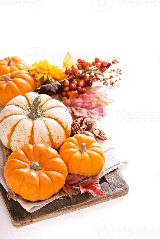 Bodegón de calabaza aislado en blanco foto