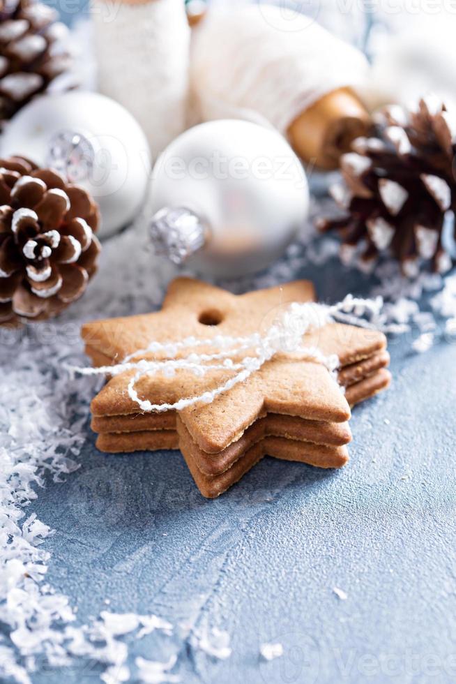 adornos navideños y galletas foto