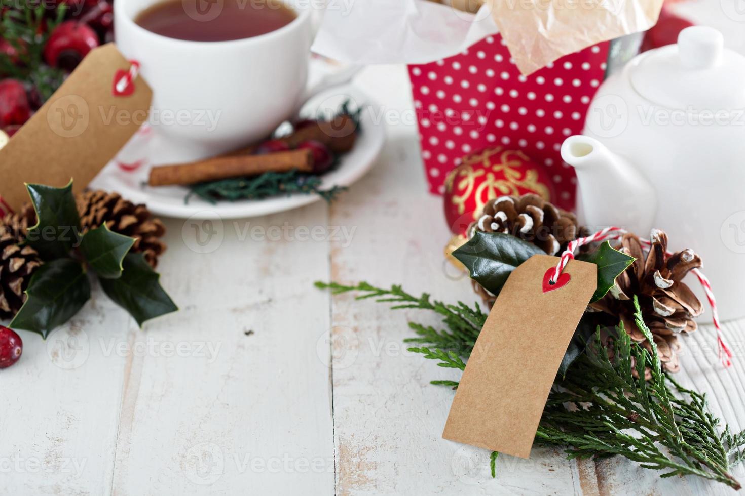 regalos de comida donuts y navidad stollen con té foto