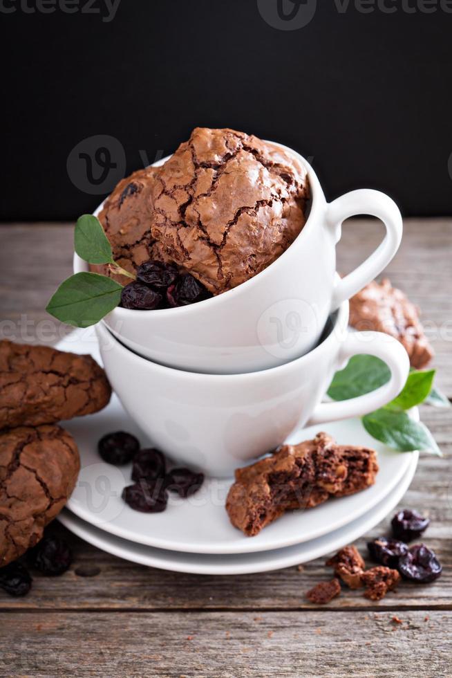 galletas de chocolate apiladas en tazas de café foto