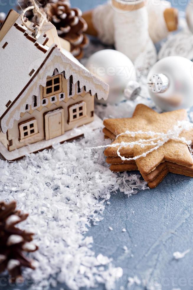 adornos navideños y galletas foto