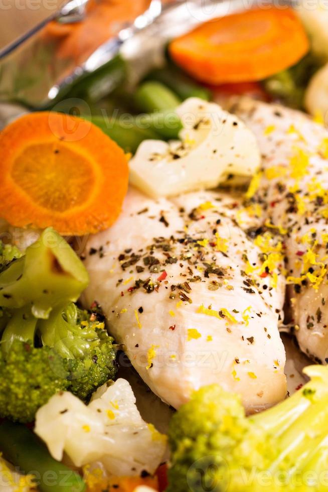 pollo al limón con verduras cocidas en papel de aluminio foto