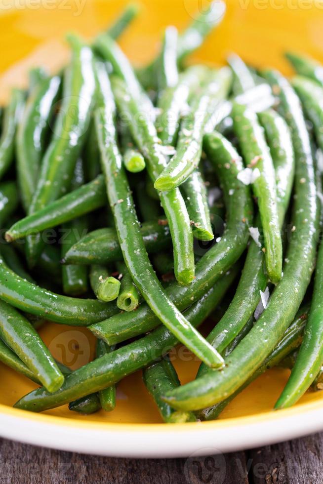 judías verdes salteadas en un plato grande foto