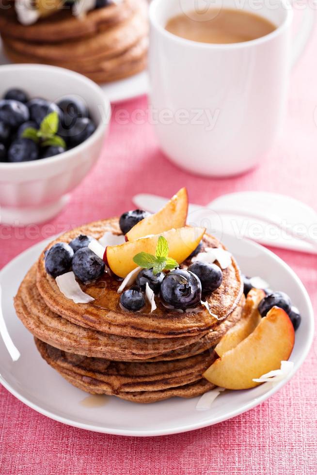 panqueques de harina de coco y canela con frutas frescas foto