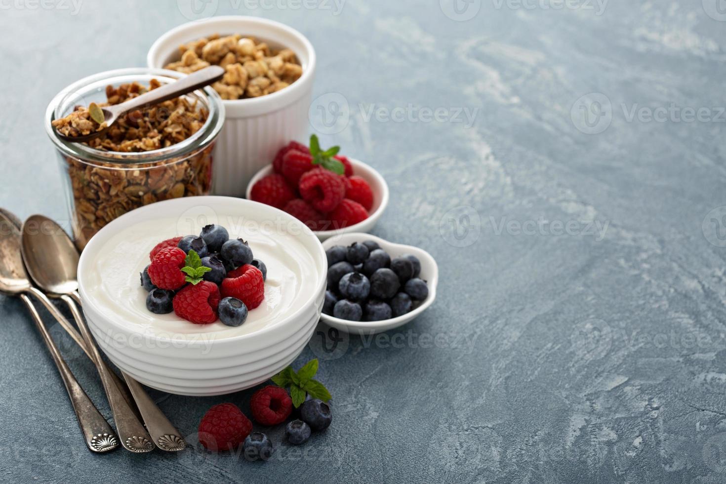 yogur natural en un bol con bayas foto