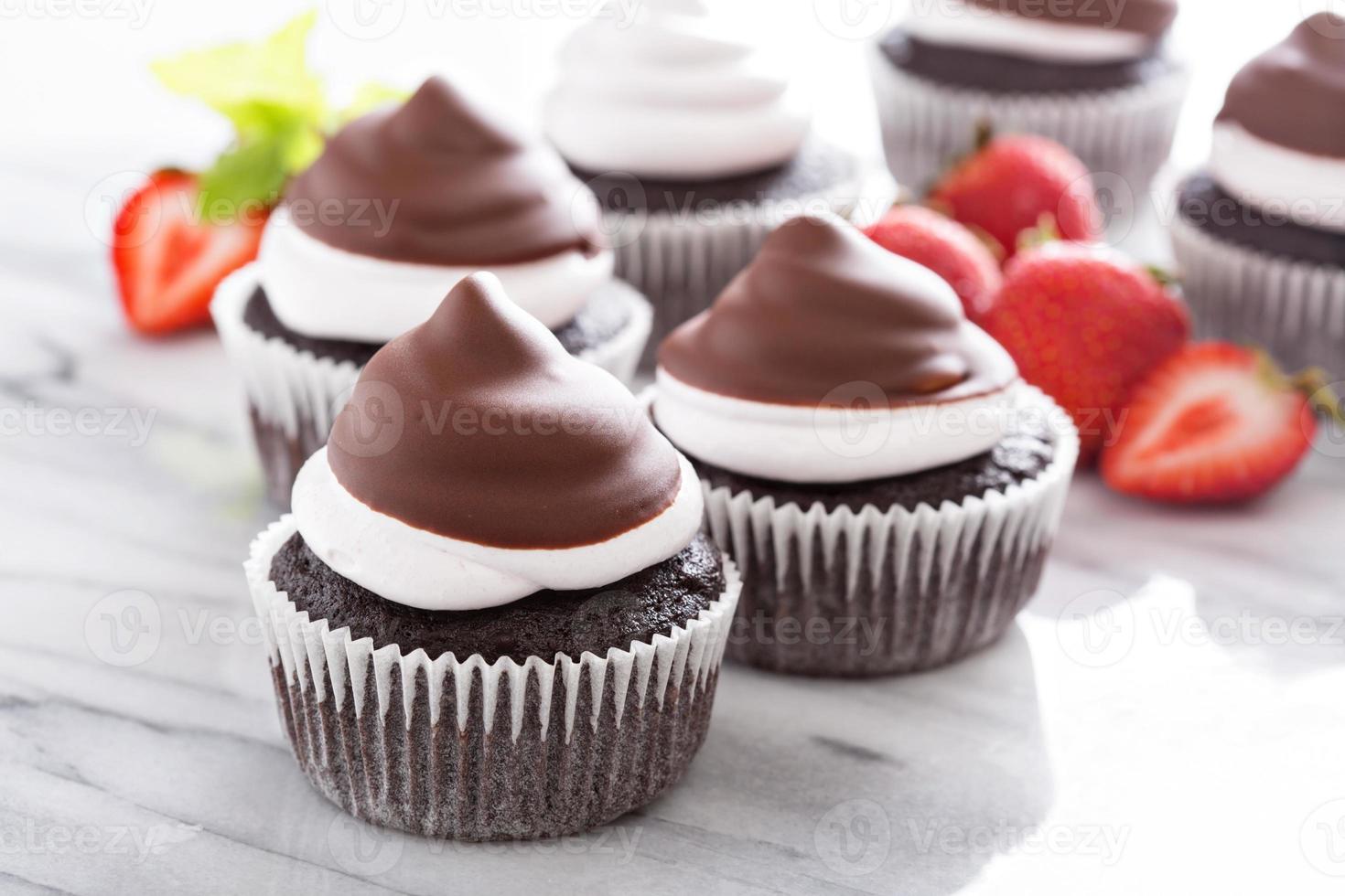 cupcakes de merengue de chocolate con fresas foto