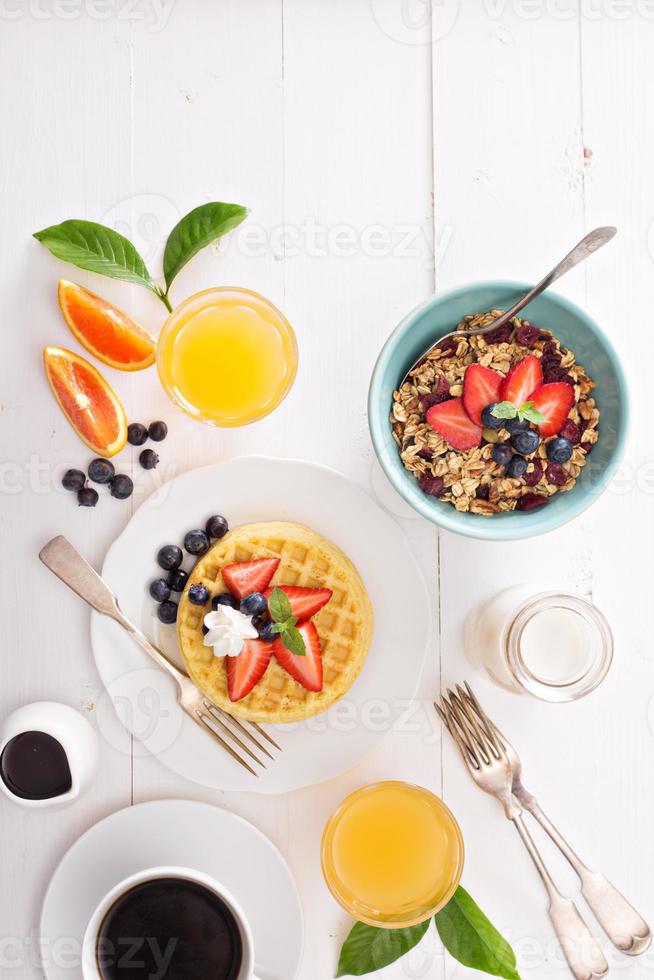 mesa de desayuno con gofres y granola foto