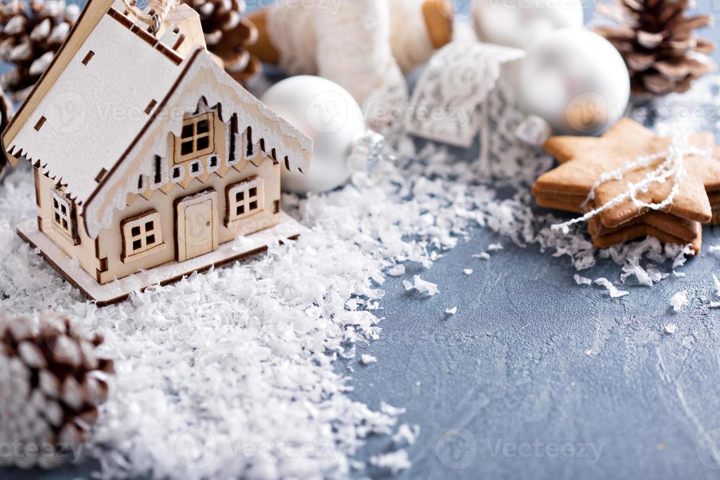 adornos navideños y galletas foto