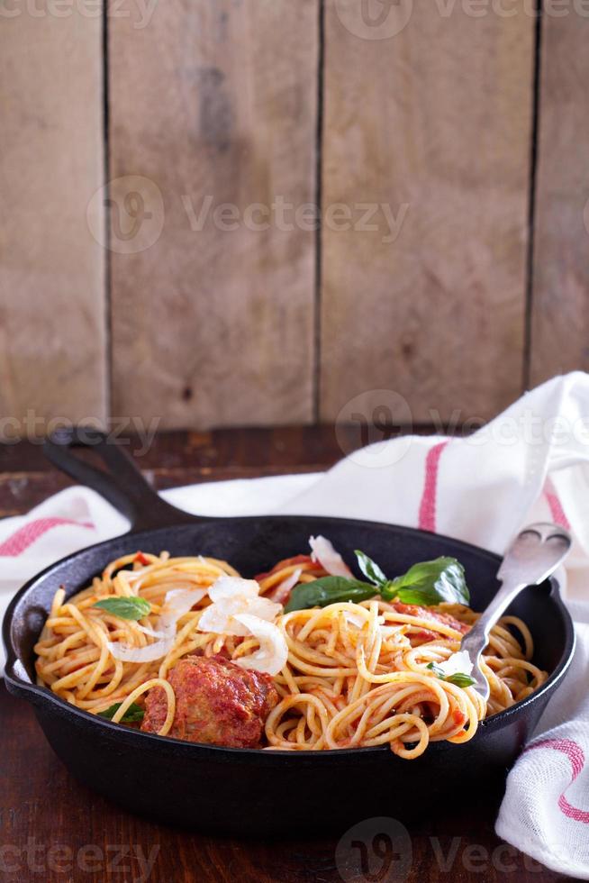 Spaghetti with turkey meatballs photo