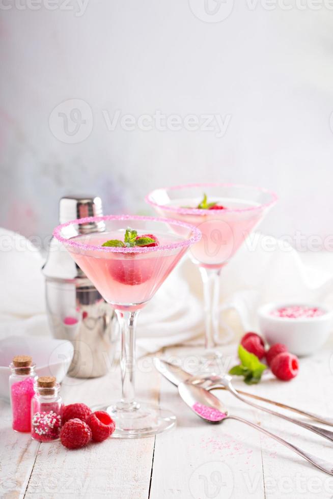 martini de frambuesa en mesa blanca foto