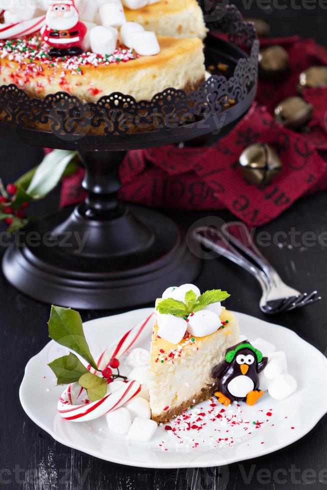 trozo de tarta de queso decorado para navidad foto