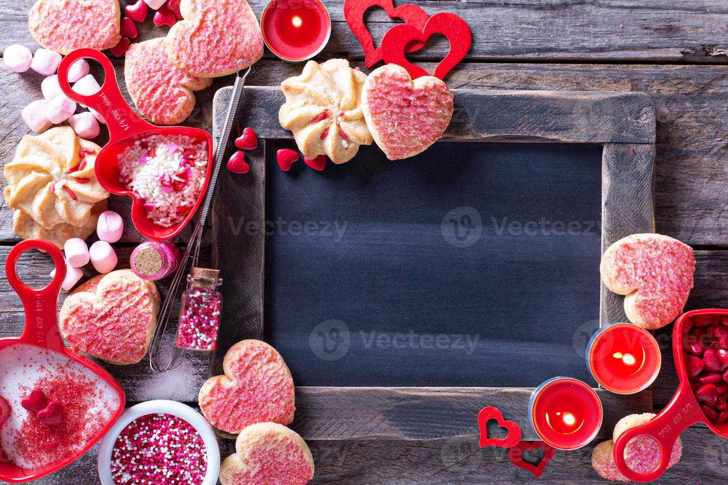 galletas del día de san valentín alrededor de una pizarra foto