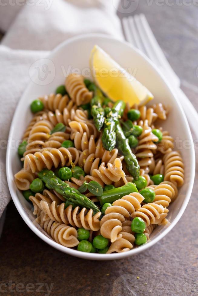 pasta integral con guisantes y espárragos foto